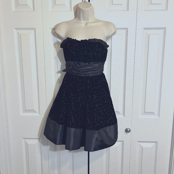 Betsey Johnson Strapless Fit and Flare Dress Size 0 - Picture 1 of 8
